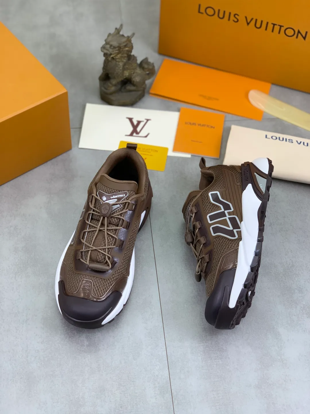 Men's Men's Shoes💰P740 New High Version LV Louis Vuitton L Jialu Brand Runner Tatic Series Thick Sole Casual Sports Shoes Running Shoes Original Purchase Development Production This LV Runner Tatic sports shoe combines technical materials such as mesh fabric and ribbons to interpret the inspiration of traditional mountaineering shoes. LV letters are written on one side, the lariat buckle of the quick lacing system is embellished with Monogram flowers and Louis Vuitton logos, and the light and wear-resistant rubber outsole completes the whole package. The delivery counter is beautifully packaged🛍📦 ▪️Fabrics: Original imported custom technical fabric + mesh ▪️Inner lining: Original customized breathable mesh ▪️Sole: Original open-molded anti-slip rubber combination material ▪️Sole thickness: 4CM ▪️Size: Men's 39-44 (38 45 (customized)